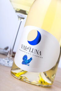 val di luna wine label design
