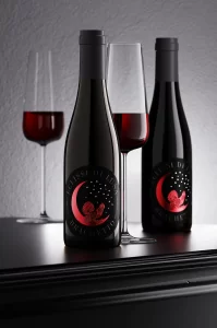 red black wine label